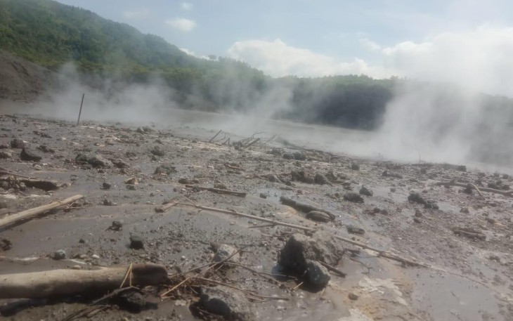 Asap berwarna putih terlihat di area Kawah Nirwana Suoh, Kecamatan Suoh, Kabupaten Lampung Barat, pascaerupsi yang terjadi pada Jumat (24/5). Kawah Nirwana mengalami tiga kali erupsi dan tidak menimbulkan korban jiwa.