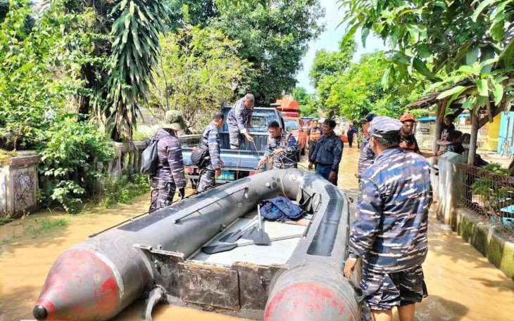 Prajurit Lanal Cirebon bantu evakuasi warga