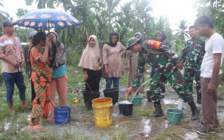 Warga desa Selat Beting rela antri mengambil air sumur bor TMMD ke 120 Kodim 0209/LB