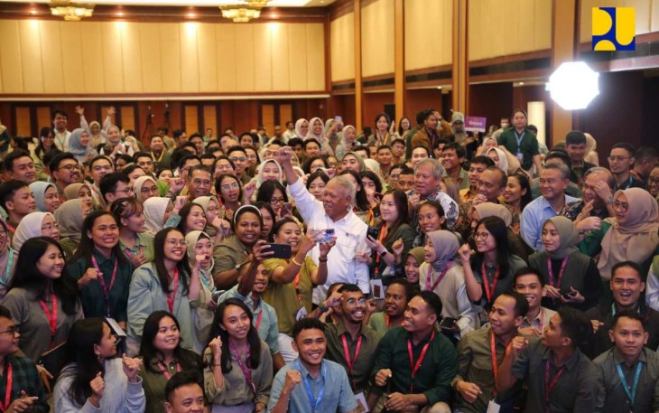 Menteri PUPR Basuki Hadimuljono bersama mahasiswa penerima beasiswa LPDP