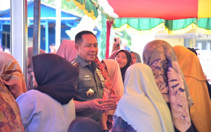 Panglima TNI Bagikan Ribuan Paket Sembako di Tanjungpinang 