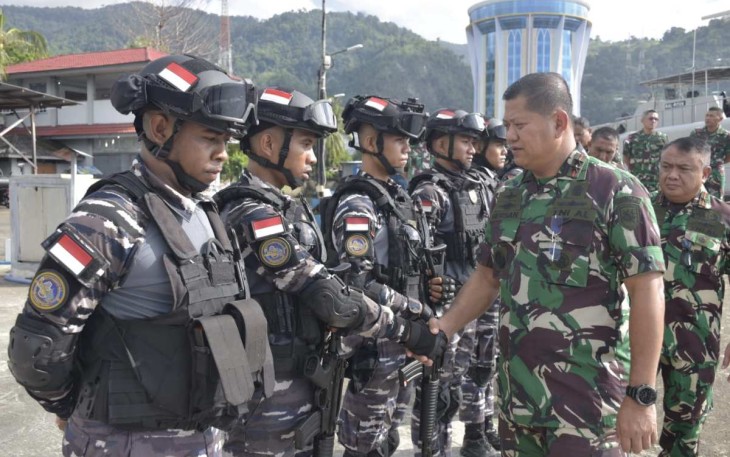 Pangkoarmada III Laksda TNI Hersan bersama prajuritnya di Lantamal X Jayapura, Rabu (29/5)