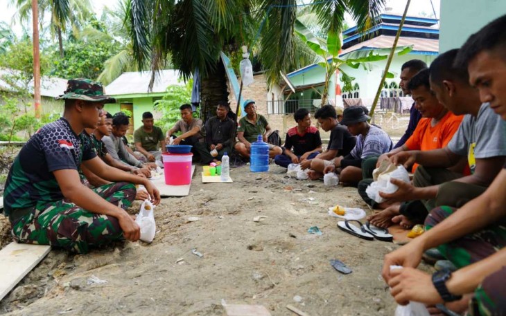 Satgas TMMD makan bersama warga desa Selat Beting 