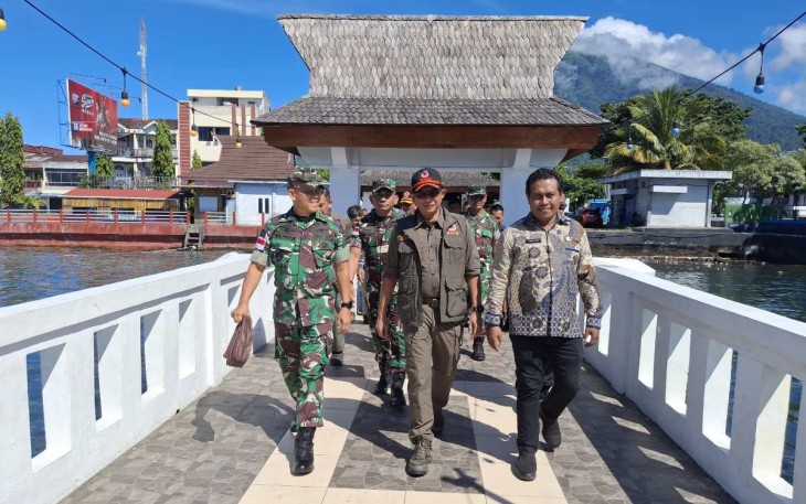 Kepala BNPB Letjen TNI Suharyanto, S.Sos., M.M (kemeja hijau dan rompi hijau) saat di Pelabuhan Residen Kota Ternate, Maluku Utara, Kamis (30/5) pagi.