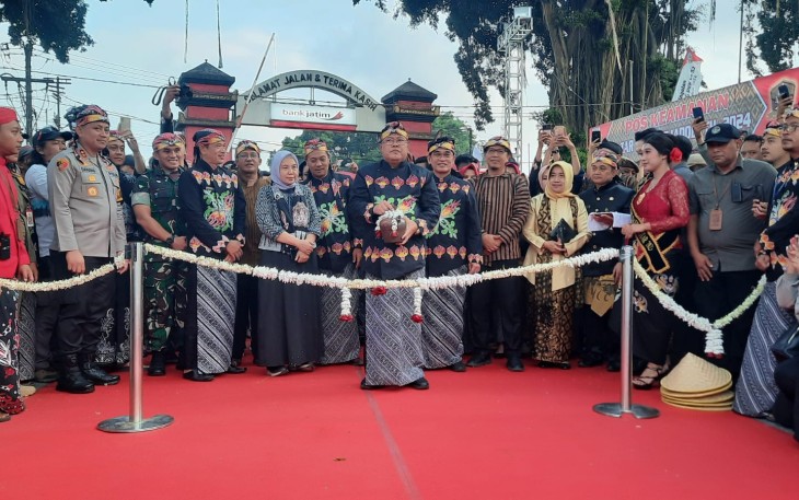 Walikota Blitar Santoso Hendak Pecahkan Kendhi Penanda Dibukanya Bazar Blitar Djadoel Tahun 2024 (Foto : Faisal NR / Klikwarta.com)