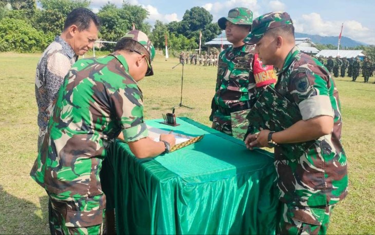 Kapoksahli Pangdam XIV/Hsn Brigjen TNI Tri Saktiyono tandatangani berita acara resmi tutup TMMD ke 120 Kodim 1403/Palopo, Jum'at (7/6)