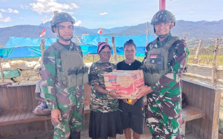 Bantuan sembako satgas yonif 323 Buaya Putih 