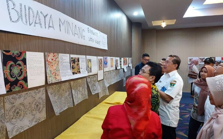Bimtek dan Sertifikasi Tenaga Bidang Tradisi Penata Rias dan Perancang Batik di Padang, Sumbar