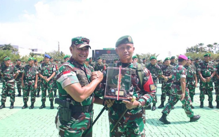 Pangdam XII/Tpr Mayjen TNI Iwan Setiawan memberikan cenderamata Dansatgas Yonarmed 10 Bradjamusti usai pelepasan purna tugas di Makodam Tanjungpura, Jum'at (7/6)