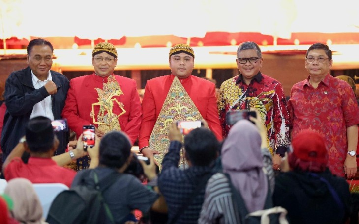 Sekjen PDIP Hasto Kristiyanto, salah satu Ketua DPP PDIP Bambang Pacul, Wasekjen PDIP Utut Adianto, serta dalang yang pentans dalam peringatan Bulan Bung Karno 2024 di Lenteng Agung, Jakarta, Sabtu (8/6)