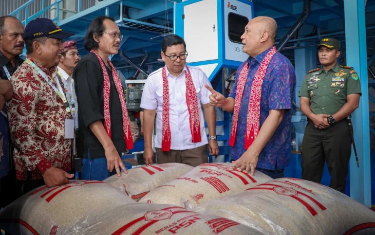 MenkopUKM Teten Masduki saat berbincang usai meresmikan Rice Mill Plant di Indramayu 