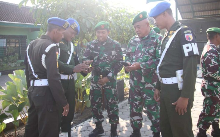 Dandim 0805/Ngawi Letkol Arm Didik Kurniawan saat sidak HP prajuritnya 