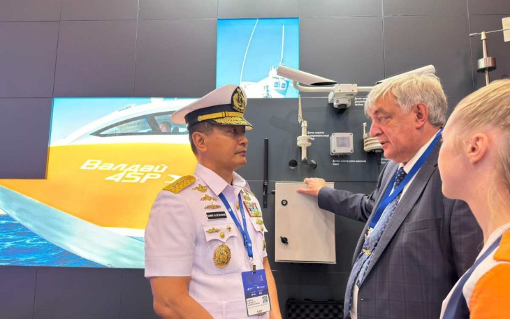 Wakasal Laksdya TNI Erwin S Aldedharma saat menerima pemaparan di Rusia