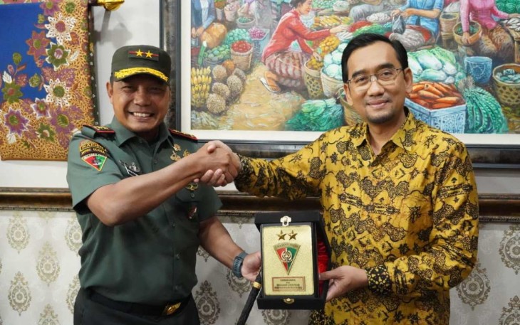 Pangdivif 2 Kostrad Mayjen TNI Anton Yuliantoro bersama Rektor UB Prof Widodo