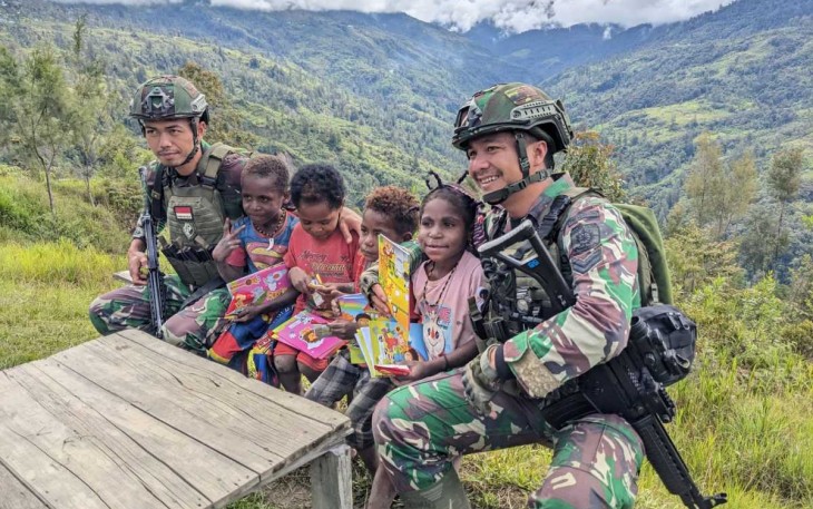 Kebersamaan dengan anak-anak kampung Amisiga