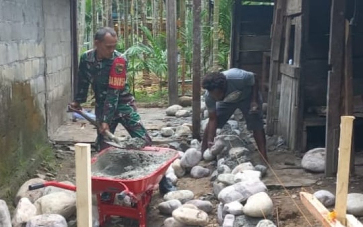 Babinsa Kuala Kencana Bantu Bangun Rumah Warga