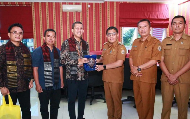 Direktur UT Medan saat menerima cenderamata 