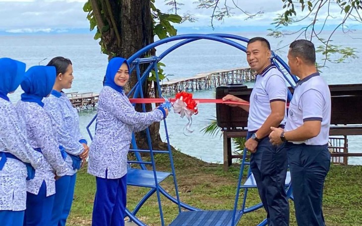 Ketua Cabang 6 DJA III Ny Alvita Bimoaji saat meresmikan taman bermain pantai Camar Biak