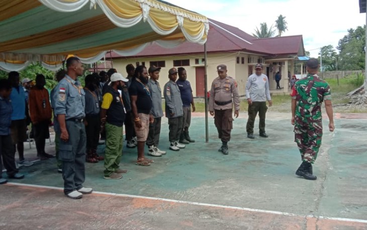 Babinsa Koramil 1710-03/Kuala Kencana Sertu Arsolo Latih Anggota Linmas Dengan PBB