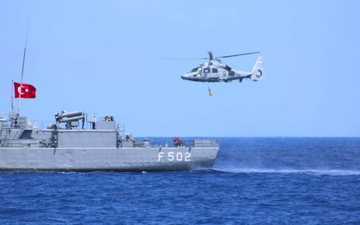 Helikopter TNI AL saat latihan bersama dengan Kapal Perang Turki