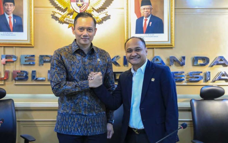 Menteri ATR/BPN Agus Harimurti Yudhoyono bersama Ketua Komite I DPD RI Fachrul Razi di Jakarta, Selasa (2/7)