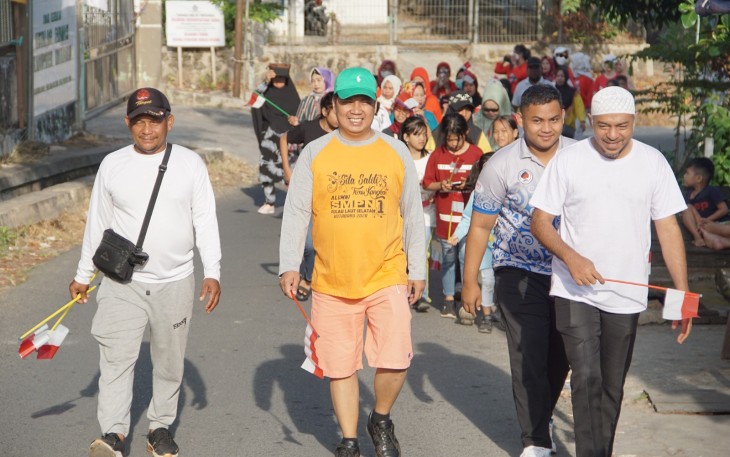 Risdianto Haleng (Kaos Kuning) Sedang Olah Raga Bersama Warga Kotabaru