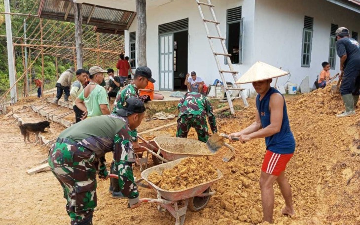 Satgas Yonzipur 5/ABW Bantu Bangun Gereja 