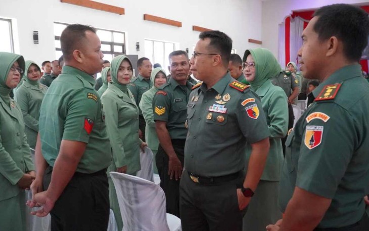 Danrem 081/DSJ Kolonel Inf Rama Pratama saat berdialog dengan prajuritnya di Kodim 0805/Ngawi, Kamis (11/7)