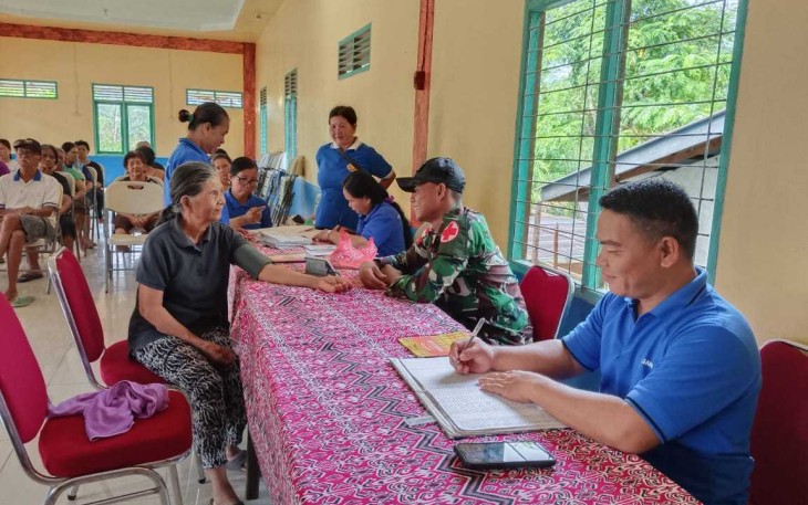 Pelayanan kesehatan satgas Yonzipur 5/ABW di puskesmas Badau