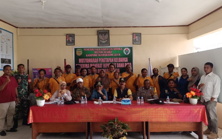 Babinsa Koramil 1710-02/Mimika Hadiri Musyawarah Desa Bahas Penetapan Calon Keluarga Penerima Manfaat BLT DD Tahun 2024 