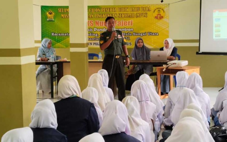 Serma Trisno Supriyadi saat memberikan materi wawasan kebangsaan 