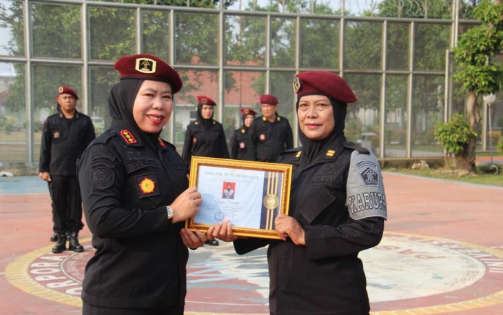Kalapas Tangerang Yekti Apriyanti saat memberikan reward anggotanya