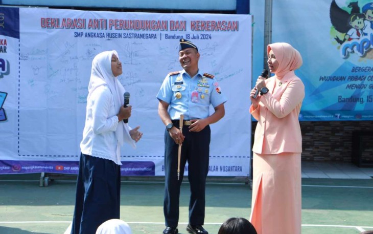 Danlanud Husein Sastranegara Kolonel Pnb Alfian berdialog dengan siswa