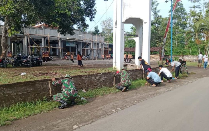 Gotong royong bersama warga bersihkan wilayah 