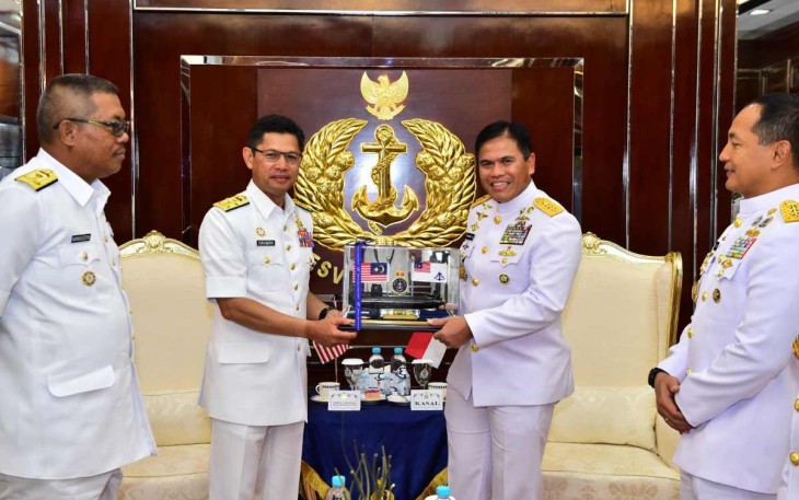 Kasal Laksamana TNI Muhammad Ali saat menerima cenderamata 