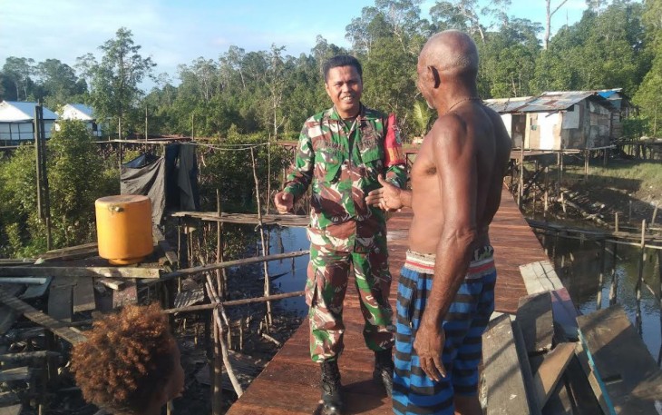 Babinsa Koramil 1710-07/Mapurajaya Gelar Komsos Bersama Warga Nelayan