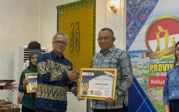 Kalapas Binjai Theo Andrianus menerima penghargaan bapak asuh anak stunting 