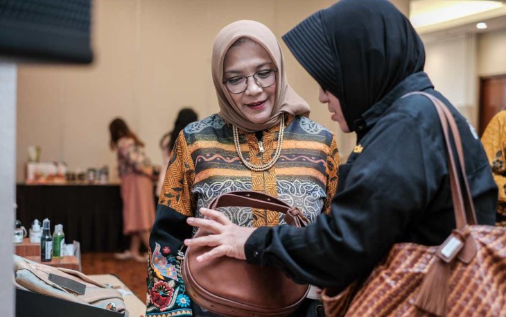 Deputi bidang Kewirausahaan Siti Azizah saat meninjau produk UMKM 