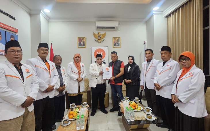 DPW PKS Jatim Serahkan SK Cakada 