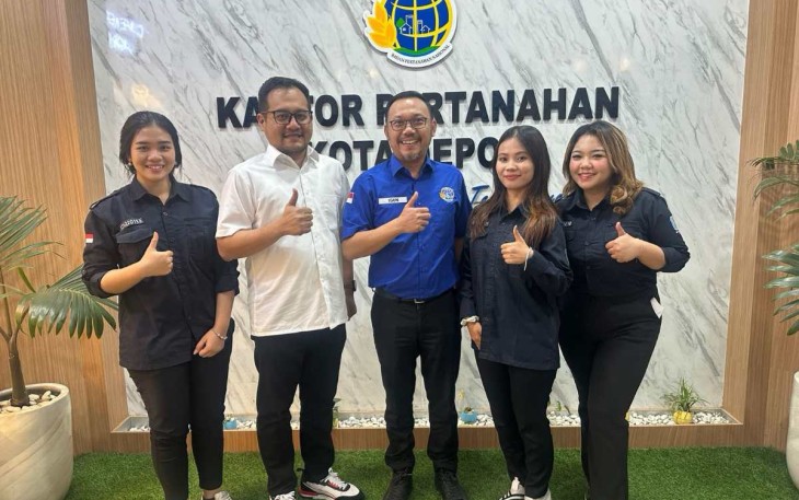 Kepala BPN Kota Depok Indra Gunawan (baju biru) menerima tiga mahasiswi Institut Teknologi Sumatera (Itera) Provinsi Lampung. Ketiganya telah menyelesaikan kerja praktik di Kantor Pertanahan Kota Depok, Rabu 31 Juli 2024
