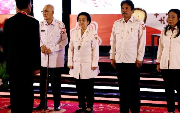 Megawati Serahkan Duplikat Bendera Pusaka ke Gubernur DIY 