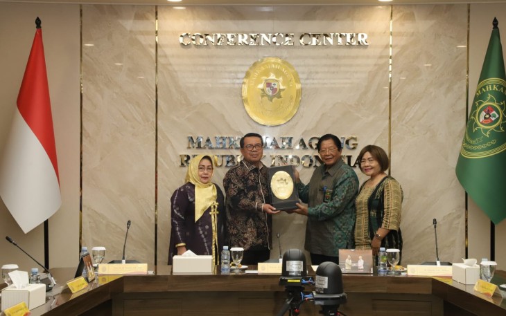 Hakim Agung Yakub Ginting saat menerima cenderamata usai purnatugas, Senin (5/8)