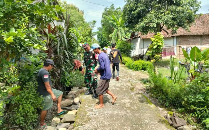 Babinsa Desa Mendak Ajak Masyarakat Perbaikan Jalan 