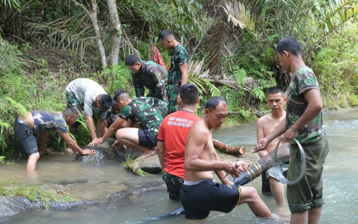 Satgas TMMD melakukan pekerjaan untuk pompa hidram