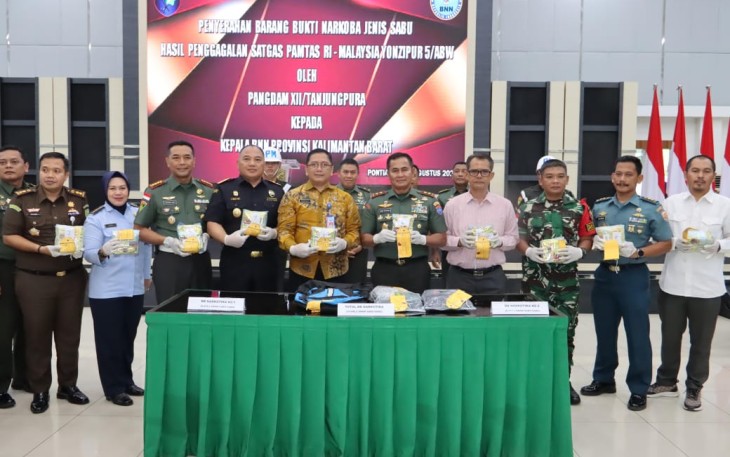 Konferensi pers pengungkapan penyelundupan narkoba yang digagalkan satgas Yonzipur 5/ABW