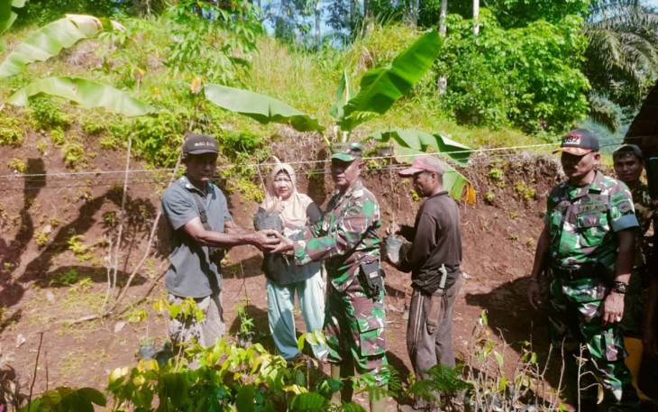 Tanam bibit pohon di lokasi TMMD 