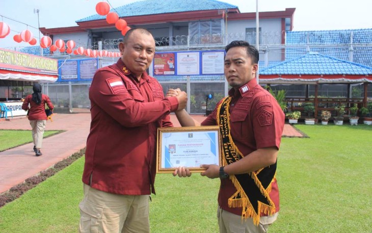 Kalapas Binjai Theo Andrianus saat memberikan penghargaan personelnya yang berprestasi 