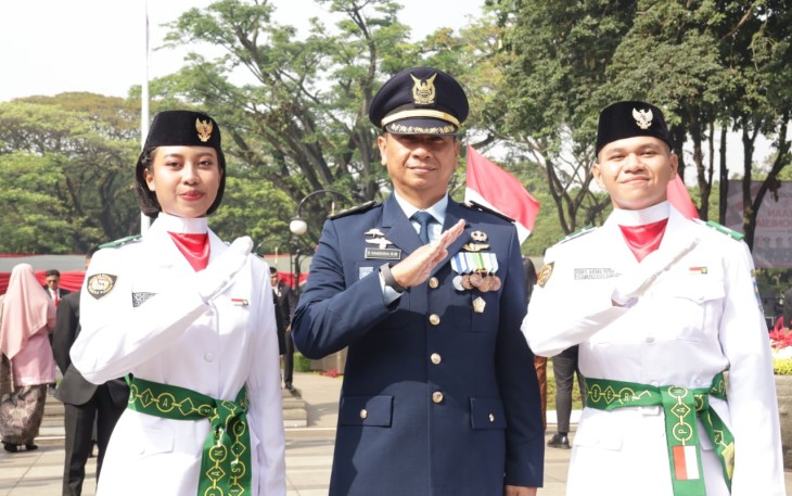 Kadispotdirga Lanud Husein Sastranegara Letkol Pas R Shandika R Wijaya bersama paskibraka SMA dan SMK Angkasa, Sabtu (17/8)