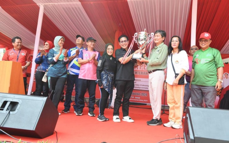 Mendes PDTT Abdul Halim Iskandar saat memberikan trophy juara 