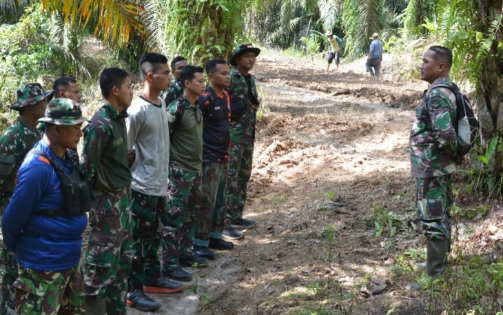 Babinsa Koramil 0204-21/Tiga beserta jajaran  Kodim 0204/DS Juhar gelar apel di lokasi pembangunan jalan di Desa Rumah Sumbul. 